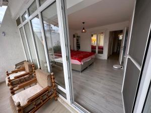 Zimmer mit einem Balkon, einem Bett und einem Fenster in der Unterkunft Modernized Family Villa in Beach Site in Manavgat
