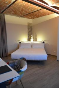 een slaapkamer met een groot wit bed in een kamer bij Le Cornici - Cascina di Charme in Diano dʼAlba