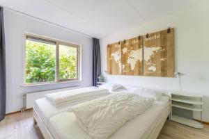 Una cama o camas en una habitación de Family Villa in Forest with shared pool & Wellness