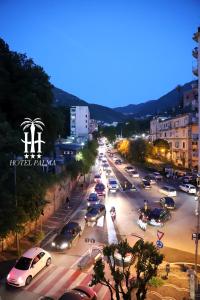 una concurrida calle de la ciudad llena de muchos coches en Hotel Palma en Castellammare di Stabia