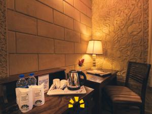 Příslušenství pro přípravu čaje a kávy v ubytování Hotel Golden Haveli