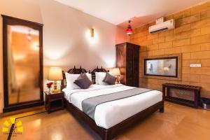 Postel nebo postele na pokoji v ubytování Hotel Golden Haveli