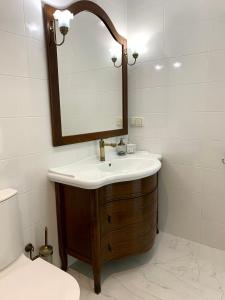 ein Bad mit einem Waschbecken und einem Spiegel in der Unterkunft Maison de ville dans la Villa Brise des Pins in Le Cannet