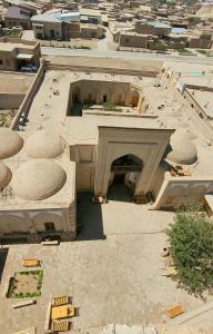ヒヴァにあるmadrasah Polvon-Qori boutique hotel XIX centuryの建築中の建物の頭上