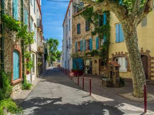 une rue vide dans une ville avec des bâtiments dans l'établissement Appartement calme à quelques pas du port, à Port-Vendres