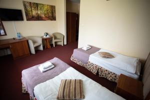Hotel pod Wierzba tesisinde bir odada yatak veya yataklar