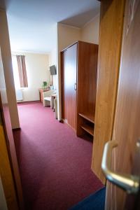 Posteľ alebo postele v izbe v ubytovaní Hotel pod Wierzba + 37 fotografií