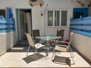 einen Tisch und Stühle auf einer Terrasse in der Unterkunft Paphos Studios in Paphos City