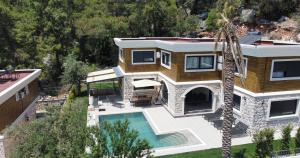 een luchtzicht op een huis met een zwembad bij Antalya Silyan Villas in Gedeller