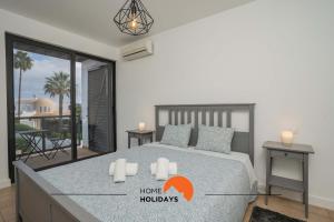 une chambre avec un grand lit et un balcon dans l'établissement #111 Ocean View by Home Holidays, à Albufeira 48 autres photos