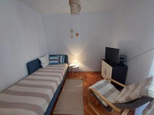 mały pokój z 2 łóżkami i telewizorem w obiekcie Apartment Anna Vis w mieście Vis