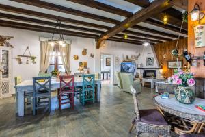 ein großes Wohnzimmer mit einem Tisch und Stühlen in der Unterkunft Finca el Albero in Carratraca