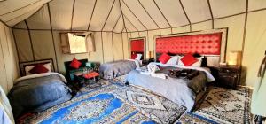 Postel nebo postele na pokoji v ubytování Authentic Luxury Camp