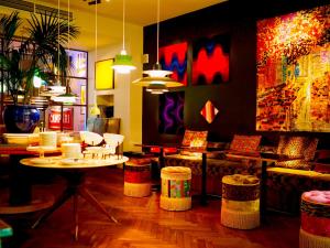 Pokój z krzesłami, stołem i krzesłami w obiekcie Boutique Hotel Trieste - Adults Only w Weronie