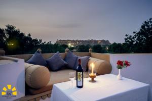Una botella de vino y dos copas en una mesa. en Golden Haveli, en Jaisalmer