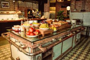 - un buffet avec des bols de fruits sur une table dans l'établissement ARCHE Dwór Uphagena Gdańsk, à Gdańsk