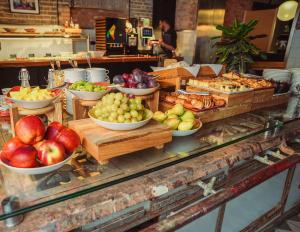 a display of fruits and vegetables in bowls on a counter at ARCHE Dwór Uphagena Gdańsk in Gdańsk