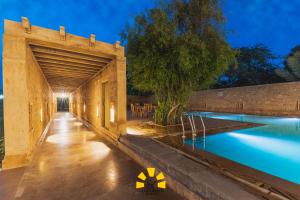 Bazén v ubytování Hotel Golden Haveli nebo v jeho okolí