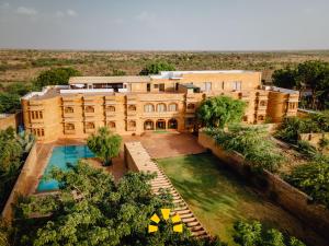 een luchtzicht op een gebouw met een zwembad bij Golden Haveli in Jaisalmer