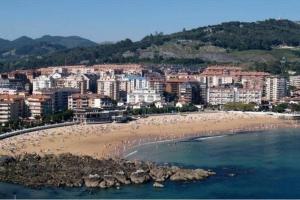 una playa con un montón de gente en el agua en Bajo con impresionante terraza, en Castro Urdiales