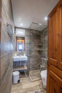 een badkamer met een douche, een wastafel en een toilet bij Villa Ma-Re in Chersonissos