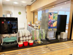 Příslušenství pro přípravu čaje a kávy v ubytování B&B Hotel Prague City