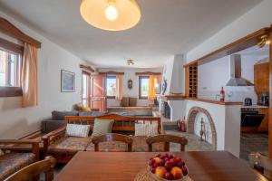 uma sala de estar com um sofá e uma mesa em Villa Ma-Re em Hersonissos