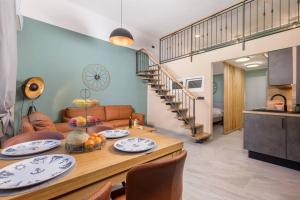 een woonkamer met een tafel met borden erop bij Maisonette Apartment Matej in Lovran