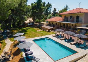 una vista aérea de una villa con piscina en Pefkon Suites, en Afitos