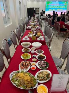 a long table with plates of food on it at Khách sạn NHẬT MINH Cửa Lò in Cửa Lò