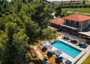 vista aerea di una casa con piscina di Pefkon Suites ad Áfitos
