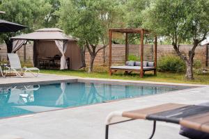 Bassein majutusasutuses Pefkon Suites või selle lähedal