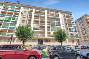 een groot gebouw met auto's ervoor geparkeerd bij Alessia's Flat - Caroli in Milaan