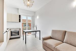 een woonkamer met een bank en een tafel bij Alessia's Flat - Caroli in Milaan