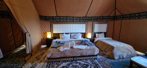 Postel nebo postele na pokoji v ubytování Authentic Luxury Camp