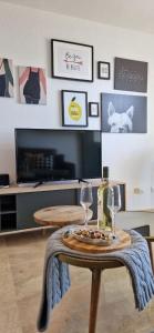 TV a/nebo společenská místnost v ubytování La Cala de Finestrat apartamento a pasos de mar!!