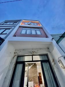 vistas a un edificio con ventana en Sweet Home LGBTQ en Ho Chi Minh