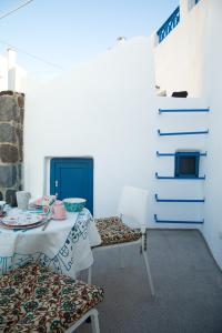 - une salle à manger avec une table et des chaises dans l'établissement Amphora Villas Santorini Akrotiri, à Akrotiri