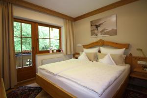 ein Schlafzimmer mit einem großen Bett und einem Fenster in der Unterkunft Vronis Waldhaus ADULTS ONLY in Mayrhofen
