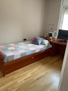 een slaapkamer met een bed en een bureau met een laptop bij Espectacular Atico vista al mar y montaña in Sant Andreu de Llavaneres
