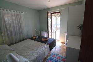 Un dormitorio con una cama con un osito de peluche. en Holiday house with a parking space Rudina, Hvar - 18333 en Stari Grad