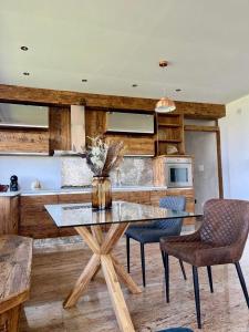 a kitchen with a table and chairs and a counter at Mirabel in Chieti