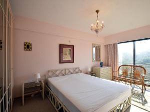 een slaapkamer met een bed en een groot raam bij Bries 0202 apartment with a sunny terrace in De Haan