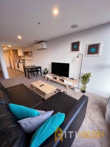 TV a/nebo společenská místnost v ubytování Magic at Midnight - Braddon CBD - 1 Bd 1bth Apt