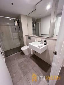 Koupelna v ubytování Magic at Midnight - Braddon CBD - 1 Bd 1bth Apt