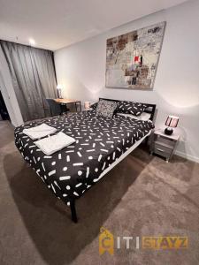 Postel nebo postele na pokoji v ubytování Magic at Midnight - Braddon CBD - 1 Bd 1bth Apt