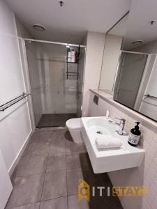 Koupelna v ubytování Magic at Midnight - Braddon CBD - 1 Bd 1bth Apt