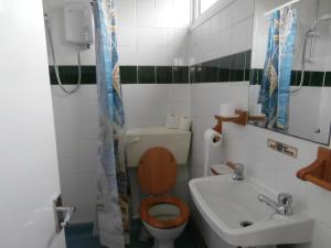 Et badeværelse på Inviting 2-Bed Chalet in Mablethorpe + 5 billeder