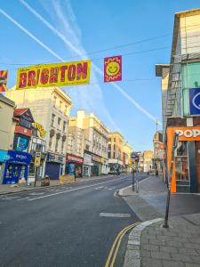 una calle de ciudad vacía con un letrero de arucción en el medio en Seagull Place - The Lanes Brighton City Centre en Brighton & Hove