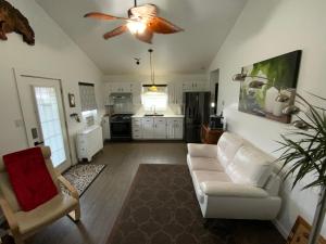 Dapur atau dapur kecil di LUXURY ROSE COTTAGE ,ABOITEAU BEACH,CAP PELE